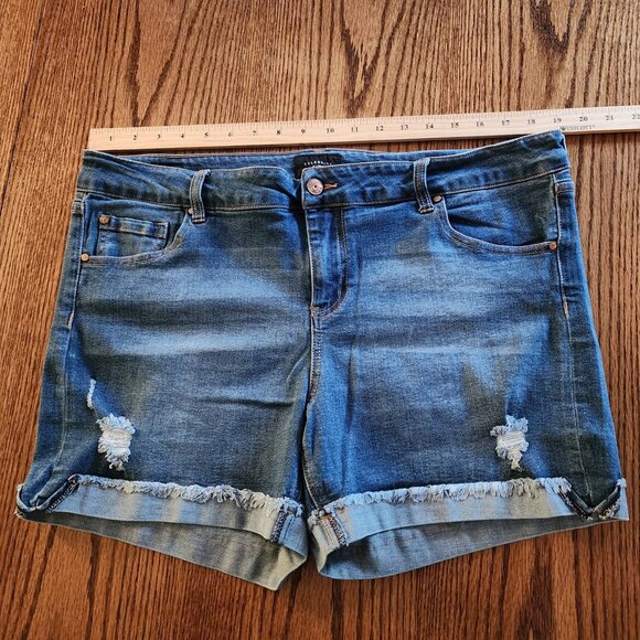 Celebrity Pink Runaway Midi Cuffed Jean Shorts Size 17 Mid Rise Distressed - Picture 5 of 7